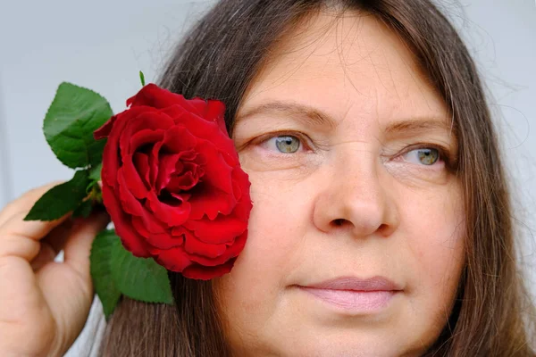Vakker Kvinne Gammel Tett Rød Rose Nær Moden Kvinnelig Ansikt – stockfoto