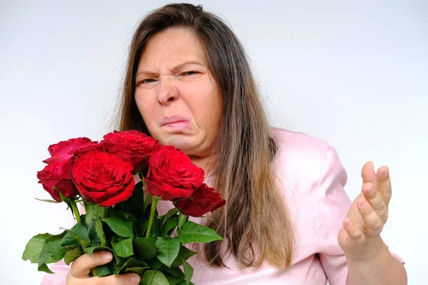 Bouquet Flowers Red Roses Middle Aged Woman Years Old Allergies — Stock Photo, Image