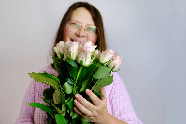 Zbliżenie Bukiet Białych Różowych Róż Rękach Dorosłej Kobiety Przyniósł Kwiaty — Zdjęcie stockowe