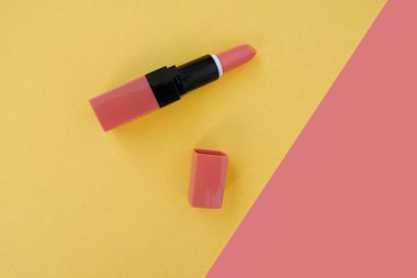 Hassas arkaplanda kırmızı, ahududu, pembe, mercan, şeftali rengi, yakın plan, dekoratif kozmetik konsepti, promosyon malzemesi, kozmetik reklamı, güzellik kampanyası