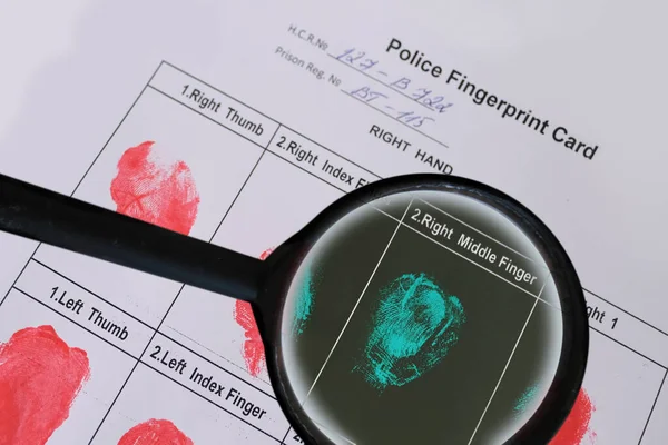 Vergrootglas Hand Van Crimineel Expert Forensisch Specialist Detective Politie Vingerafdrukkaart — Stockfoto