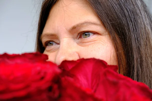 Букет Квітів Червоні Троянди Руках Щасливої Фанк Зрілої Жінки Років — стокове фото