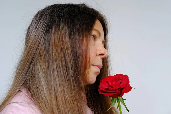 Каштановые Волосы Лицо Цветок Красная Роза Руках Грустной Зрелой Женщины — стоковое фото