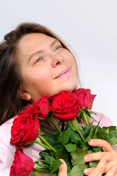 머리를 여성붉은 꽃다발을 사려깊게 보이고 컨셉트 어머니의 발렌타인 — 스톡 사진