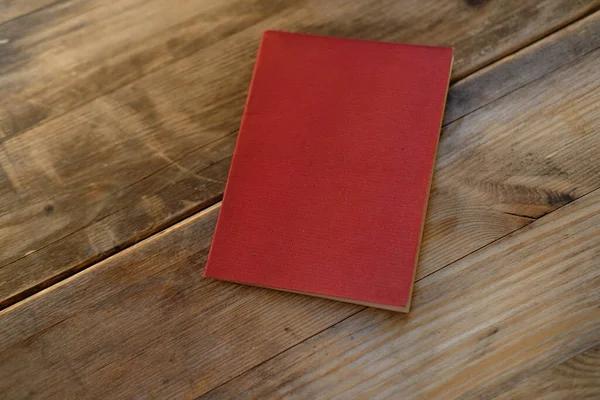 木制桌子 社会证明 20世纪中叶苏联公民 官僚机构概念 家庭社会服务档案上的红色旧个人证件 — 图库照片