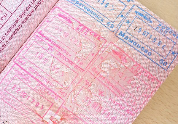 Fechar Parte Páginas Passaporte Estrangeiro Com Vistos Estrangeiros Selos Fronteira — Fotografia de Stock