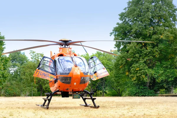 Авиационно Спасательная Служба Eurocopter 135 Hzsi Крупным Планом Вертолетной Площадке — стоковое фото