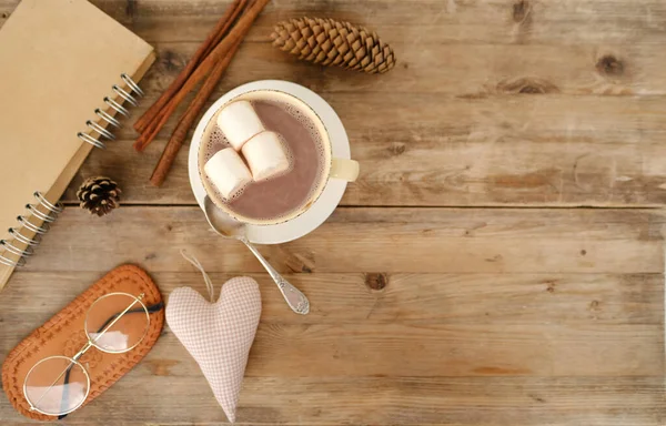 Cangkir Dengan Kopi Cappuccino Coklat Panas Marshmallow Karangan Bunga Pakaian — Stok Foto