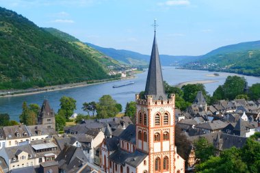 Üzüm Kaçışı Ren Vadisi, Ortaçağ Alman Bacharach şehri Postenturm 'lu Eski Posta Tesisi, Ren Nehri' nin geniş suları eski ahşap evlerin çatıları, Rhineland-Palatinate 'de şarap turizmi.