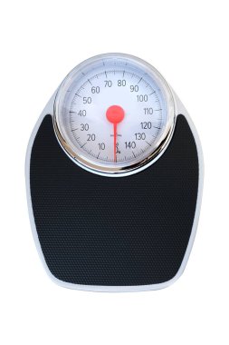 Arka plandaki mekanik ölçeklerde klasik tarzda izole edilmiş, dairede kırmızı oku olan bir ölçek, üst görünüm, ağırlık kontrolü konsepti, insan sağlığı, diyet ve beslenme, kilo verme