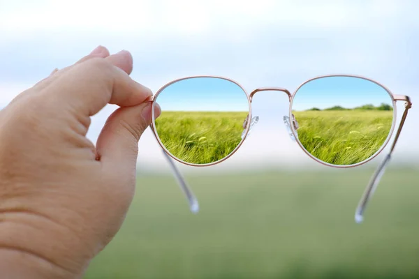 Närbild Guldrimmade Glasögon Kvinnliga Händer Vetefält Linser Renlighet Och Transparens — Stockfoto