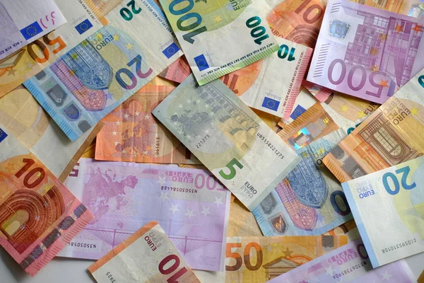 연쇄지 100 유로짜리 지폐가 테이블에 흩어져 휴가를 사용등을 배경으로 — 스톡 사진
