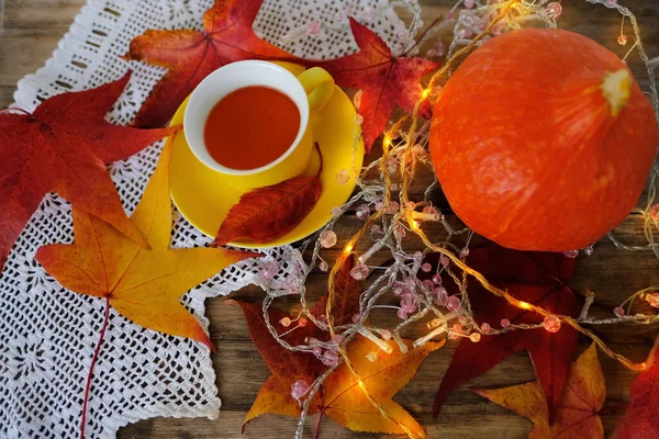 Herbstliche Komposition Auf Rustikalem Holztisch Garten Mit Kürbis Heißem Tee — Stockfoto