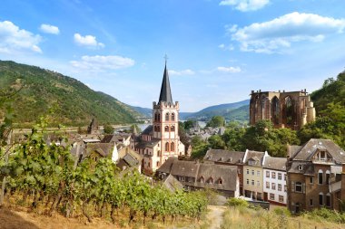 Antik Avrupa Bacharach şehri, Postenturm ile Eski Posta Tesisi, Üzüm Kaçışı Ren Vadisi, eski ahşap çatılar, Rhineland-Palatinate 'de şarap turizmi