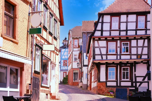 历史建筑的街道 漂亮的立面 欧洲德国建筑的古老的半木结构房屋 木结构 历史建筑 文化遗产 传统城镇 建筑地标 — 图库照片
