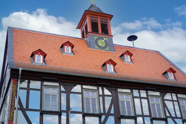 历史建筑的一部分 漂亮的正面 欧洲德国建筑的半边形古屋 易碎的屋顶 历史建筑 文化遗产 传统城镇 建筑地标 — 图库照片