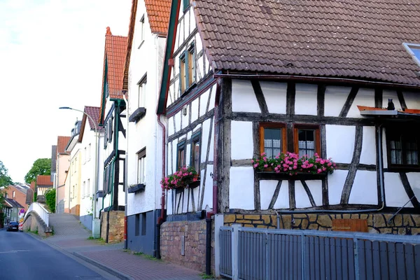 历史建筑的街道 漂亮的立面 欧洲德国建筑的古老的半木结构房屋 木结构 历史建筑 文化遗产 传统城镇 建筑地标 — 图库照片