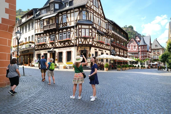 Turisták Sétálnak Történelmi Utcákon Gyönyörű Ókori Német Bacharach Város Régi — Stock Fotó