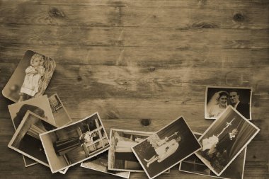 Eski aile fotoğrafları, 30 'lardan - 40' lı yılların fotoğrafları ahşap masa üzerinde sepia renginde, ev arşiv belgeleri, aile ağacı konsepti, soy ağacı, hatıralar, atalarımızın anıları, aile ağacı, nostalji