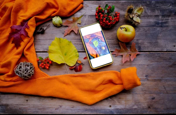 Herbstliche Komposition Auf Rustikalem Holztisch Garten Telefon Mit Bildschirm Abgefallenes — Stockfoto