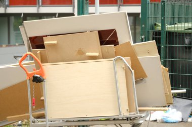 Büyük atıklar, eski mobilyalar, masalar, toplanmadan önce sokakta kullanılan şeyler, çöp öğütme sorunu, çöp öğütme sorunu, geri dönüşüm ve doğanın kirliliği için kullanılıyor.