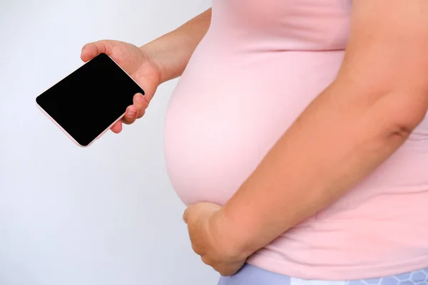 Femeie Gravidă Vârstă Mijlocie Deține Telefon Mobil Ecran Negru Pentru — Fotografie, imagine de stoc