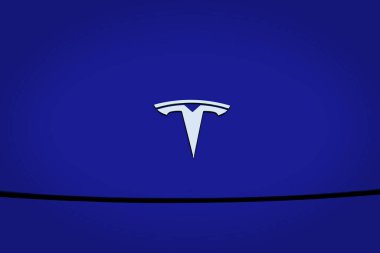 Kapalı krom kaplama Logotype Tesla Motors, dünyanın en popüler elektrikli yolcu otomobili, Elon Musk, Tesla Amerikan şirketi, elektrikli araç üretimi, Frankfurt - 5 Aralık 2022