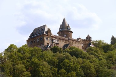 Rhineland-Palatinate 'ın Mainz-Bingen semtindeki Bacharach kasabasının yukarısındaki Orta Ren Vadisi' ndeki ortaçağ kalesi, ortaçağ tahkimatı, antik miras, tarihi eser