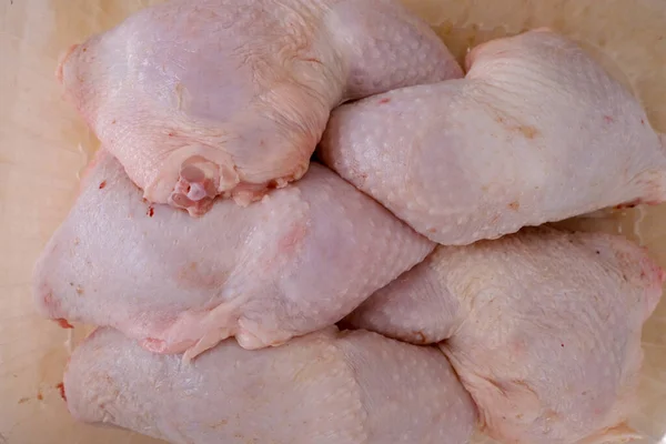 Hühnerkeulen Plastikschalen Verpackung Von Rohem Geflügelfleisch Zum Kochen Hause Geflügelprodukte — Stockfoto