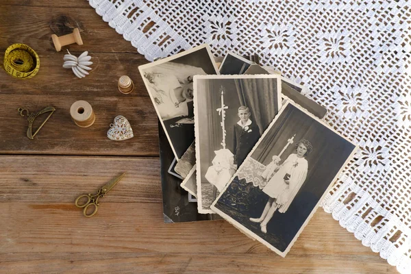 Fotografias Antigas Monocromáticas Vintage Espalhadas Mesa Madeira Rústica Caro Coração — Fotografia de Stock
