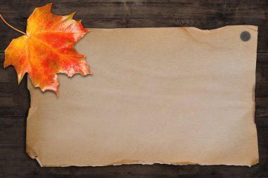 Boş kağıt eski ahşap masa, karatahta, eski boş alan, eski kırsal ahşap masa üzerinde turuncu sonbahar yaprakları, karatahta, tasarımcı için retro arka plan, mevsimsel konsept, samimi sonbahar havası.