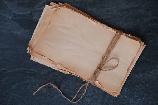 Boş Eski Kağıt Yığını Kenevir Sicimi Ile Bağlanmış Kenarları Yırtılmış — Stok fotoğraf