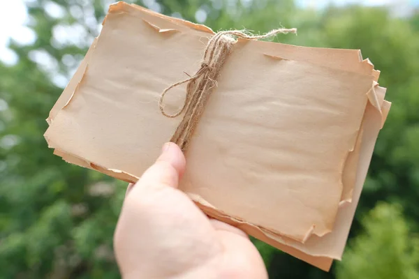 Güzel Boş Eski Yırtık Dökük Kağıt Yığını Kadın Elinde Kaba — Stok fotoğraf