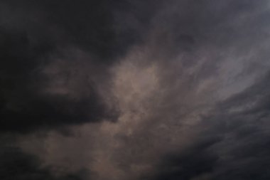 Kara bulutlu dramatik, fırtınalı gökyüzü, gök gürültülü fırtınaya yaklaşıyor. Şiddetli hava koşulları, doğal afetler, kasırga, tayfun, kasırga, fırtına teması üzerine kavram, tasarımcı için doğal temel