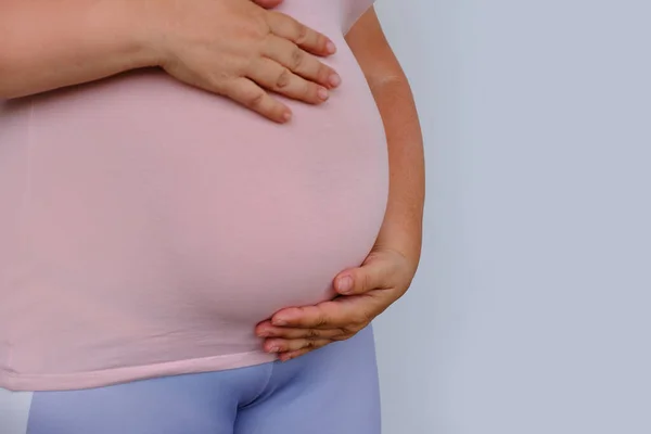 Femeie Gravidă Vârstă Mijlocie Tricou Roz Care Își Ține Burta — Fotografie, imagine de stoc