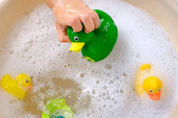 Mutlu Çocuk Kız Yaşında Lastik Yeşil Yüzmek Için Sarı Ördekler — Stok fotoğraf