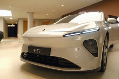 Beyaz elektrikli otomobil modeli ET7, stüdyoda 4 kapılı premium sedan, galeride elektrikli araç, alternatif enerji geliştirme konsepti, elektrikli araba yeniliği, Frankfurt - 1 Temmuz 2023