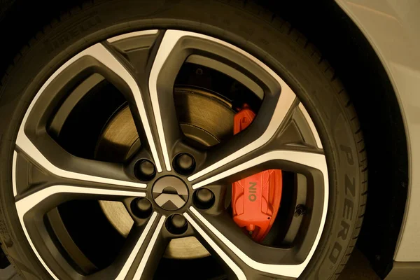 電気自動車Nio 全電動セダン ショールームで高性能車の赤いキャリパーとホイールのキャップ 代替エネルギー開発コンセプト 電気自動車の革新 フランクフルト 2023年7月1日 — ストック写真
