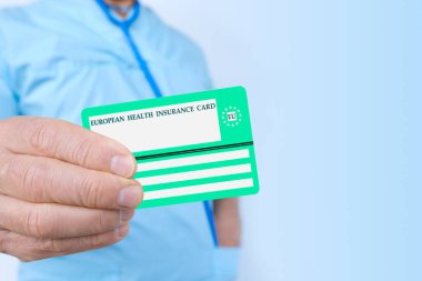 elektronik sağlık sigortası daha ucuz, sigorta kartı AB erkek doktorun elinde, konsept sağlık desteği Avrupa gezisinde, acil tedavi hizmetleri, sağlık sigortası yurtdışında, kart güvenliği