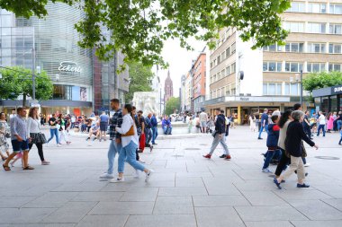 Gençlik, yaz aylarında yürüyen insanlar Frankfurt, Zeil Caddesi, Avrupa nüfusu, uluslararası mevsimsel turizm, şehir macerası, şehir yaşam tarzı, manzara fotoğrafçılığı, Frankfurt - 1 Temmuz 2023