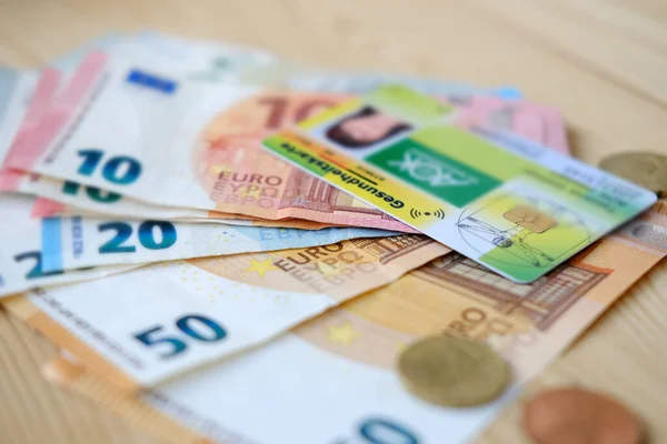 Europeiskt Sjukförsäkringskort Eurosedlar Försäkring Billigare Tyska Konceptet Medicinskt Stöd Resa — Stockfoto
