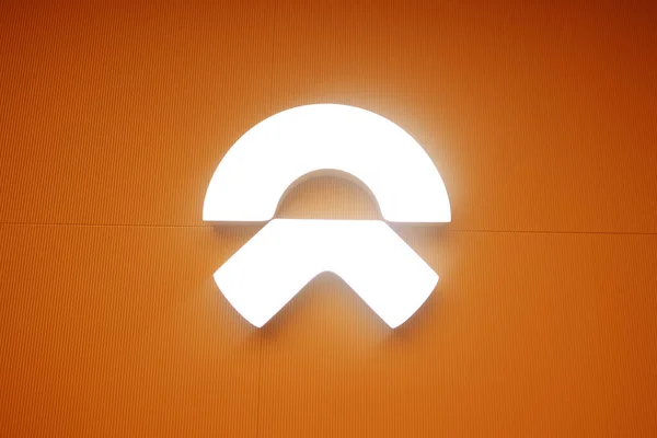 Marca Logotipo Corporativo Nio Uma Parede Laranja Estúdio Veículo Showroom — Fotografia de Stock