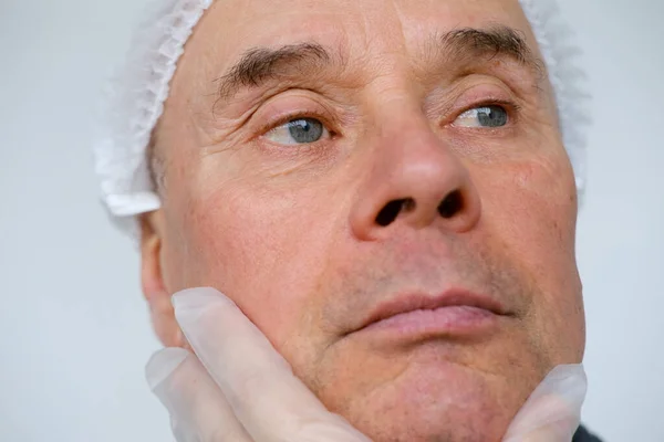 Moget Manligt Ansikte Man Gammal Läkare Kosmetolog Läkare Undersöker Rynkor — Stockfoto