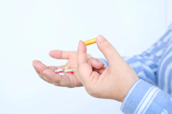 Patient Håller Droger Handen Kvinnliga Handen Sträcker Sig Palm Piller — Stockfoto