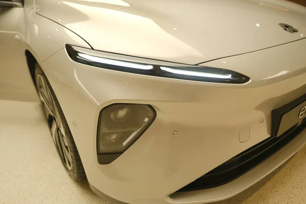 電気自動車の一部NioモデルEt7 ヘッドライト全電気プレミアムセダン ショールームの電気自動車 代替エネルギー開発コンセプト 電気自動車の革新 フランクフルト 7月1 2023 — ストック写真