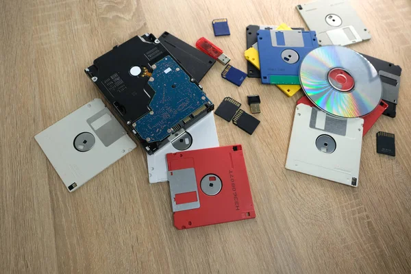 빈티지 그래피 데이터 스토리지 장치들 디스크 플래시 드라이브 현대의 디스크들 — 스톡 사진