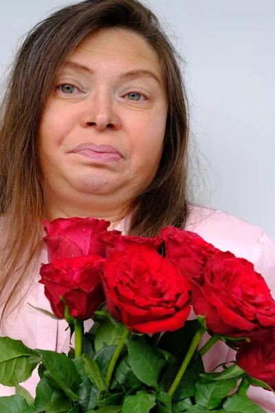 Ramo Flores Rosas Rojas Mujer Mediana Edad Años Con Ojos —  Fotos de Stock
