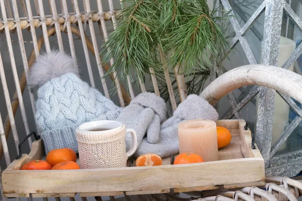 Cozy Woolen Things Hat Mittens Mug Hot Tea Tray Delicious — Stok fotoğraf