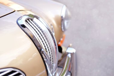 Bej rengi klasik VW Cabriolet, Retro Alman spor otomobili Volkswagen Karmann Cabrio Tip 14, Oldtimer arabasının bir parçası, radyatör ızgarası, Bacharach, Almanya - 17 Haziran 2023