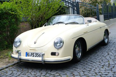 Bej rengi Porsche 356 Cabriolet, Retro lüks spor araba Avusturyalı Porsche firması tarafından ilk olarak caddeye park edilmiş, Oldtimer arabası, retro-style, Hanau, Almanya - 17 Haziran 2023